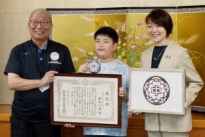96作品の頂点、統合中学校の校章をデザイン　加茂小6年・鈴木心音さんに表彰状