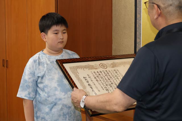 山川教育長から心音さんに表彰状を贈呈