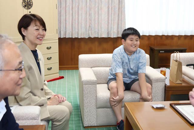 藤田市長や山川教育長と話す心音さん