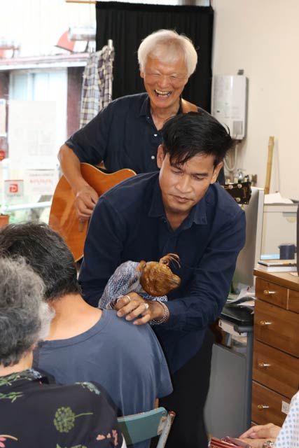 ノイさんが人形を使った即興のパフォーマンスを披露