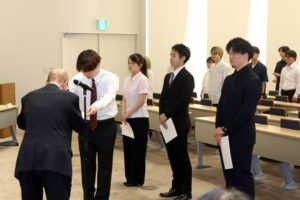 「恩送り」で三条市立大生40人を支援　高波龍風奨学金の奨学生認定式