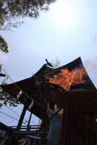 梅雨明けの八幡宮境内で箸供養の炎が上がる