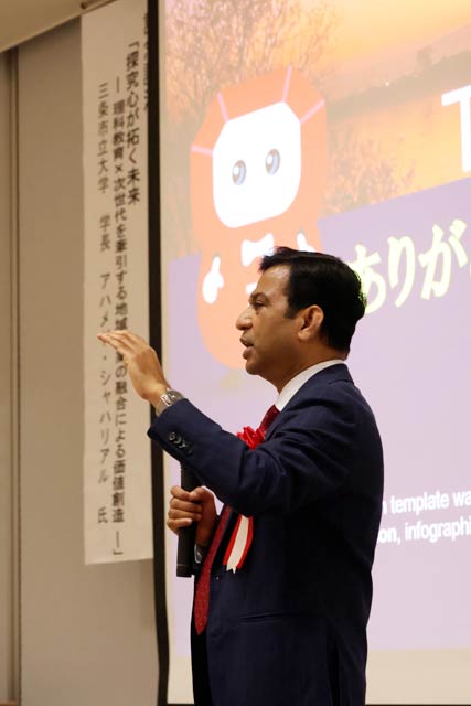 記念講演を行うシャハリアル学長