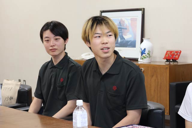 サマーリーグのコラボ商品を製作した三条市立大学のサークル「雛燕」の学生