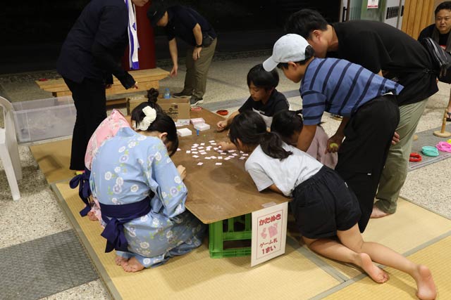 夏休み子供縁日村で型抜き