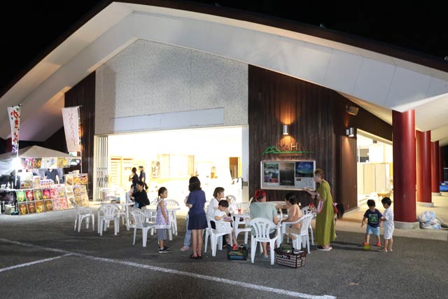 いわばテラス席で飲み食いして過ごす