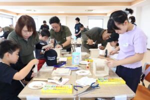 福祉を学んで世界にひとつの募金箱作り　燕市の小学生が夏休み福祉体験教室