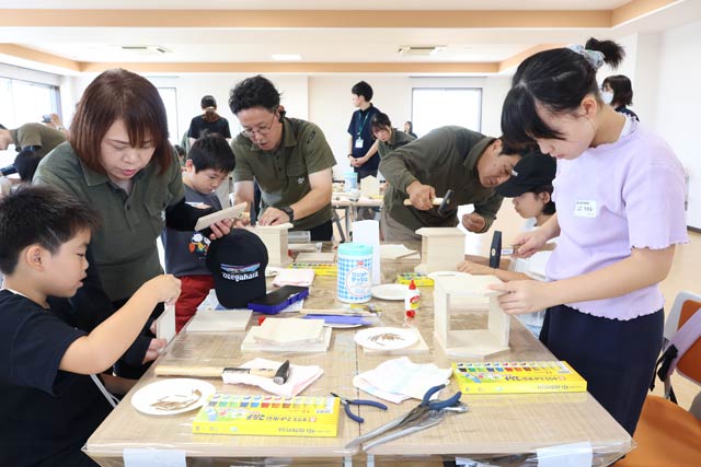 夏休み福祉体験教室で募金箱作り