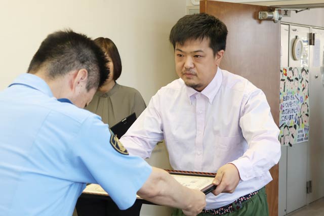 小林三条署著から感謝状を受け取る近藤さん