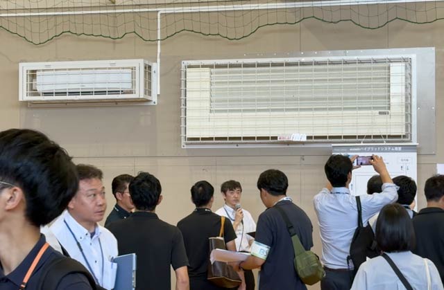 左がエアコン、右が輻射パネル
