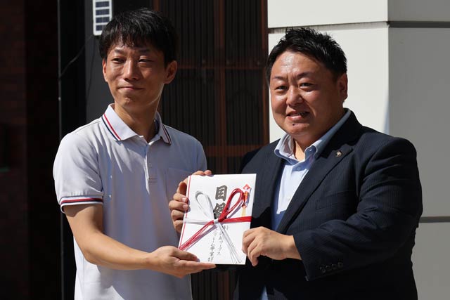 新越ワークスの山後社長から佐野燕市長に目録を手渡す