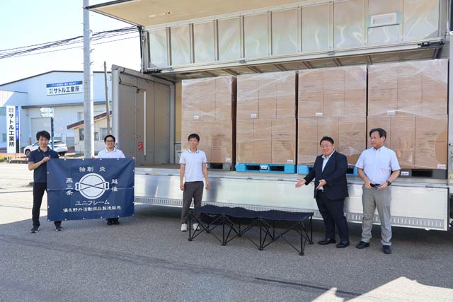 簡易ベッドを積み込んだ佐川急便のトラック