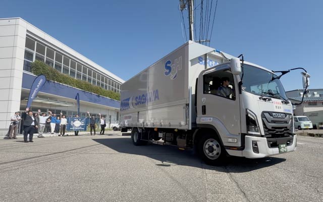 出発する佐川急便のトラックを見送る