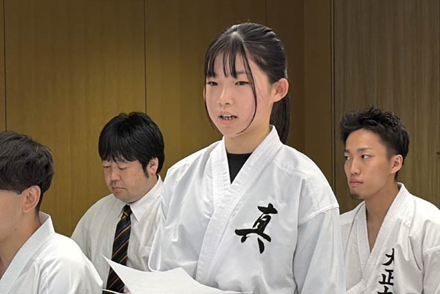 小学生を代表であいさつする燕北小6年の遠藤さん