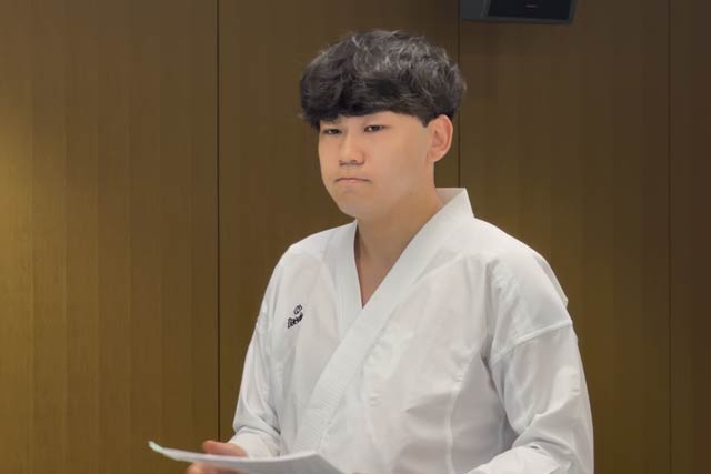 大学生代表であいさつする明海大2年の宮野さん