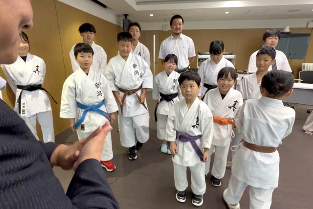 佐野市長を囲んでひとりずつ目標を発表