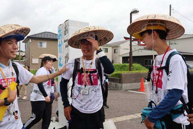 学生スタッフも涙