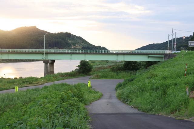 橋脚の1区間の舗装をはがして補修