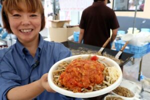 「道の駅 SORAIRO 国上」で16日まで販売している「トマミソカレーイタリアン」