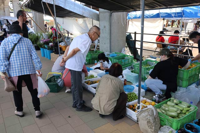 12日朝の三条中央市場で盆市の大売り出し