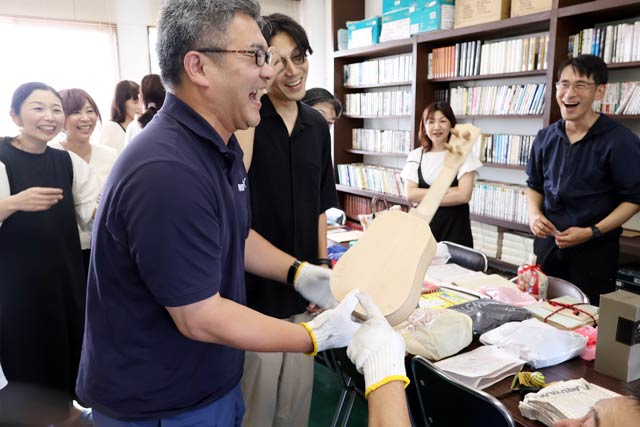 記憶になかったウクレレの自分の名前があることに大笑い