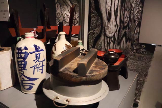 付喪神と羽釜、御膳、徳利などの器物も展示