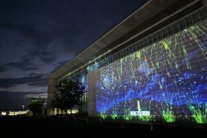 はじけた花火から飛び出す市民の絵　燕市合併20周年記念デジタル花火大会