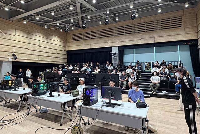 図書館等複合施設「まちやま」のサイエンスホールが競技会場になった