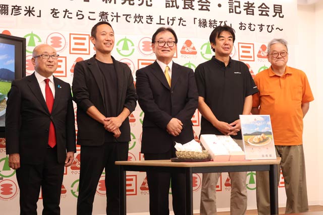 左から弥彦村の本間村長、三ツ目の澤代表、湊水産の木村社長、第四生産組合の竹野組合長、弥彦アベニールの藁科代表