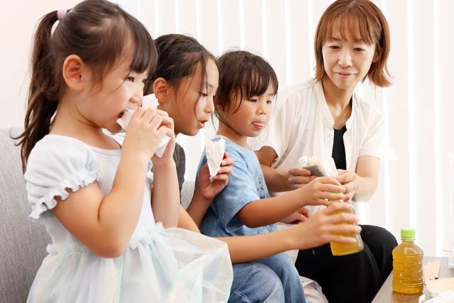 子どもたちもぱくぱく試食