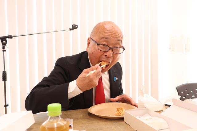 本間村長