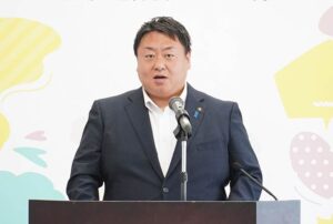 記者会見する佐野市長※燕市提供写真