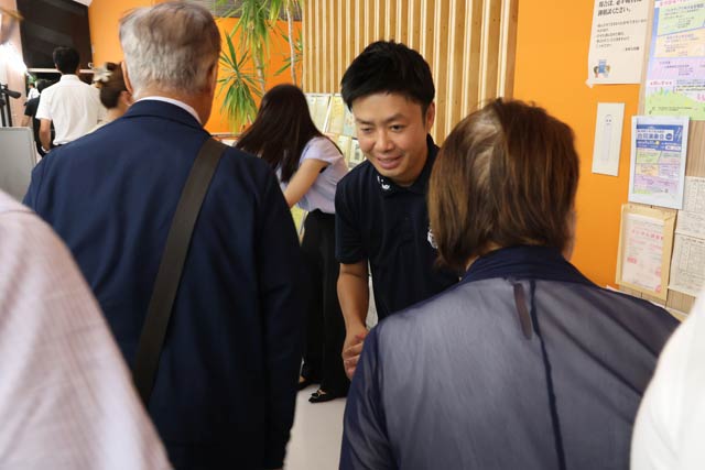 支援者を握手して送る滝沢市長