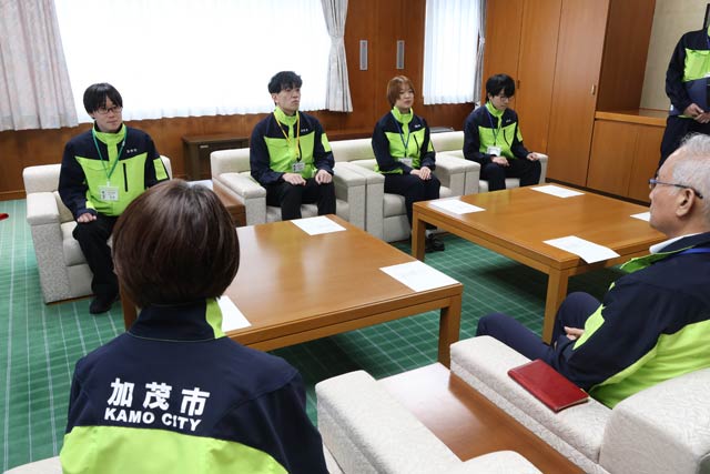 熊本地震被災地への派遣職員の出発紙器