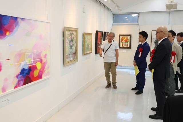 滝沢市長らに展示解説