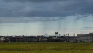 雨が時々降っても30日の三条市は真夏日
