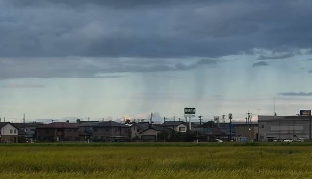 30日夕方、北西の空に何本もまだらに雨柱が見えた