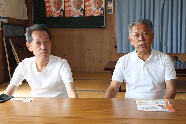 幼なじみの石田後援会長(左)と席を並べて記者会見