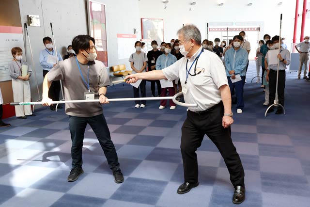 刃物を持った人に対するさすまの使用方法の実演