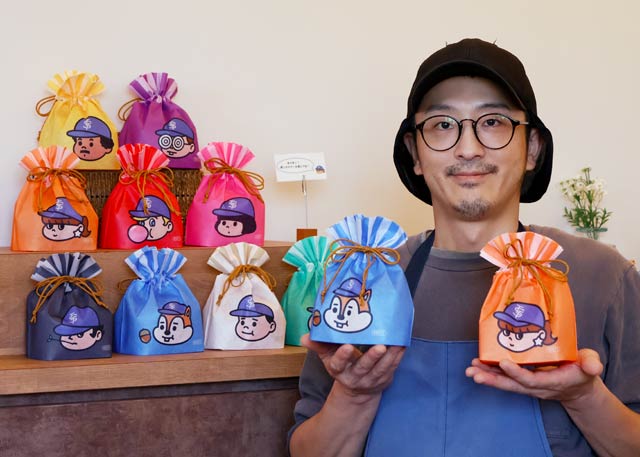 pâtisserie ROOTS代表の更科さんと新商品「ツバメサンジョーフィナンシェ」