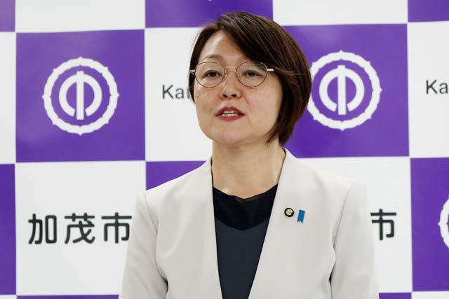 記者会見する藤田加茂市長