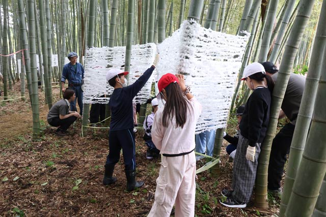 田上小と羽生田小の児童が力を合わせてまきまき竹あんどん作り