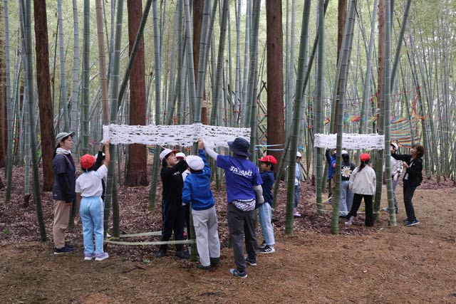 田上小と羽生田小の児童が力を合わせてまきまき竹あんどん作り