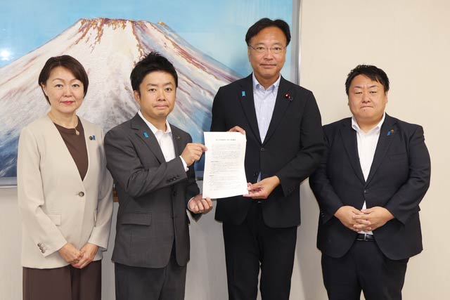 左から藤田加茂市長、滝沢三条市長、国定衆院議員、佐野燕市長