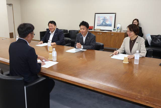 国定衆院議員に要請を伝える3市長