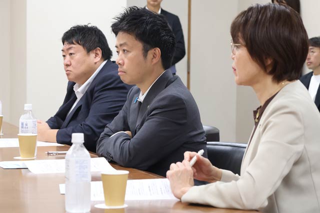 国定衆院議員に要請を伝える3市長