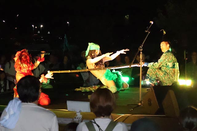 竹林会場前でステージイベント