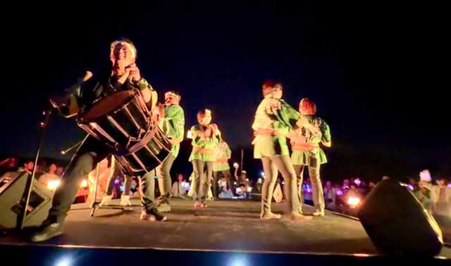 ステージを囲んでみんなで「田上甚句」を踊る