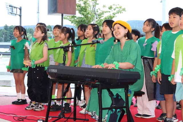 田上小学校の3、4年生が田澤葉月さんと竹の歌「ふしぎなあのこ」を披露