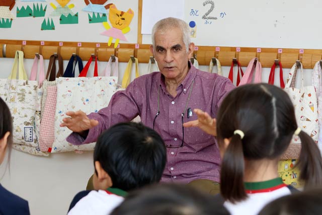 松葉幼稚園年長児に平和について語るダニー・ネフセタイさん